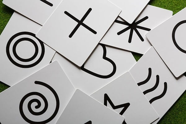 散らばらる預言のカード