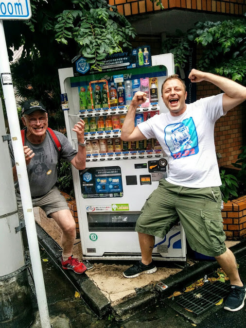 伊藤園の自販機を見つけて大はしゃぎする海外AG